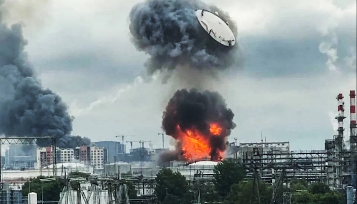 Ukraine strikes Russian oil: war economy teeters toward crisis