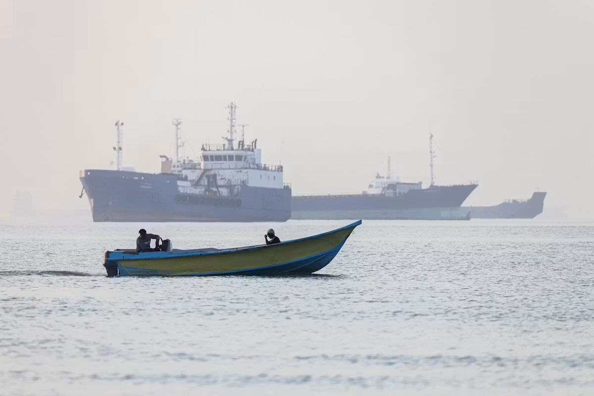 Konflik Hormuz: Iran Tutup Selat, Minyak Brent $86 – Tekanan Fiskal & Rupiah Menguat